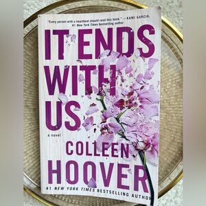 2/$12 📚 It Ends With Us by Colleen Hoover